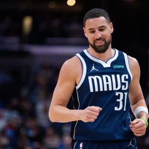 星空体育app官方下载-尽力局！克莱替补16中8&amp;三分11中5 得到21分1板1助2断